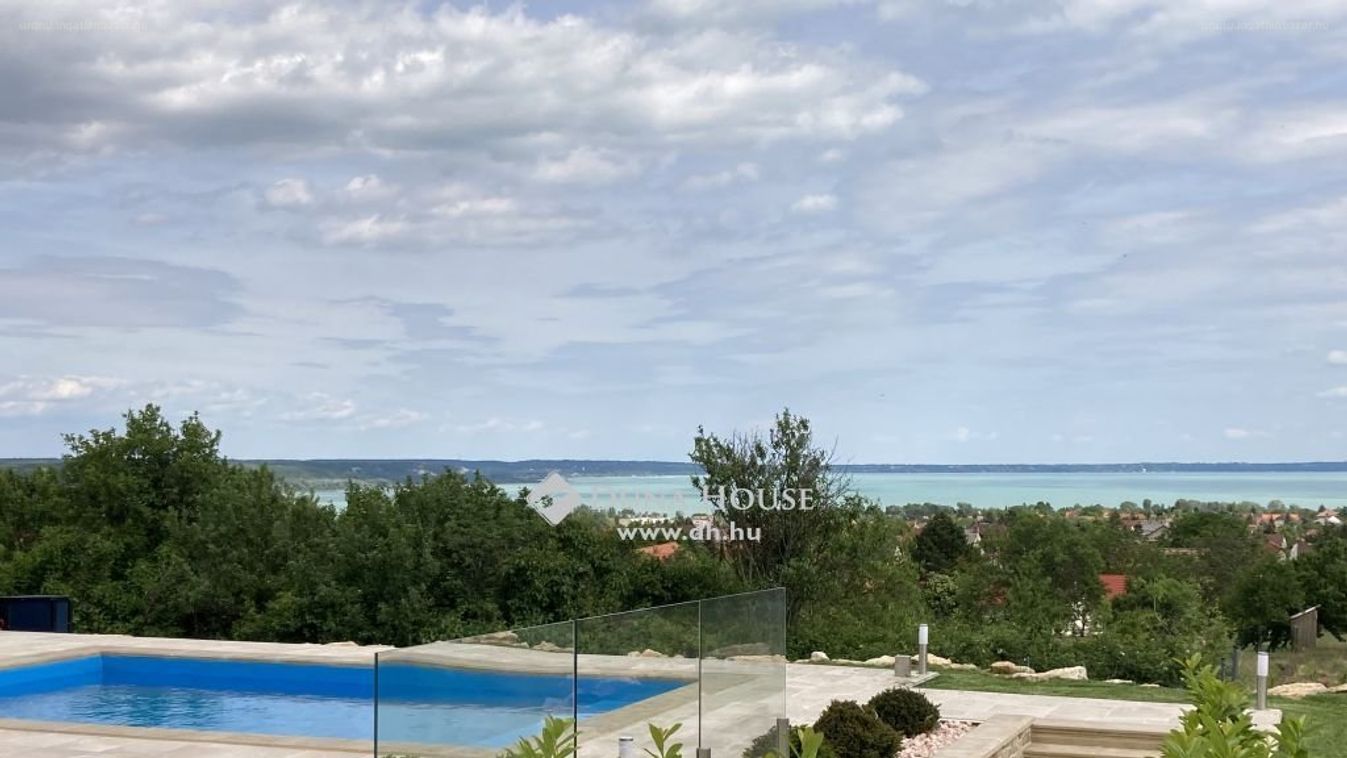 Feszített víztükör a tó felett: íme Balatonalmádi talán legszebb, eladó háza!