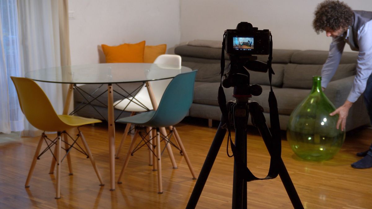 Real,Estate,Photographer,Taking,Pictures,And,Videos,At,House,In