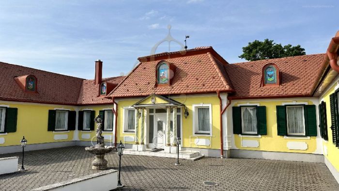 2007-es, XVIII. századi családi kastélyt valaki?